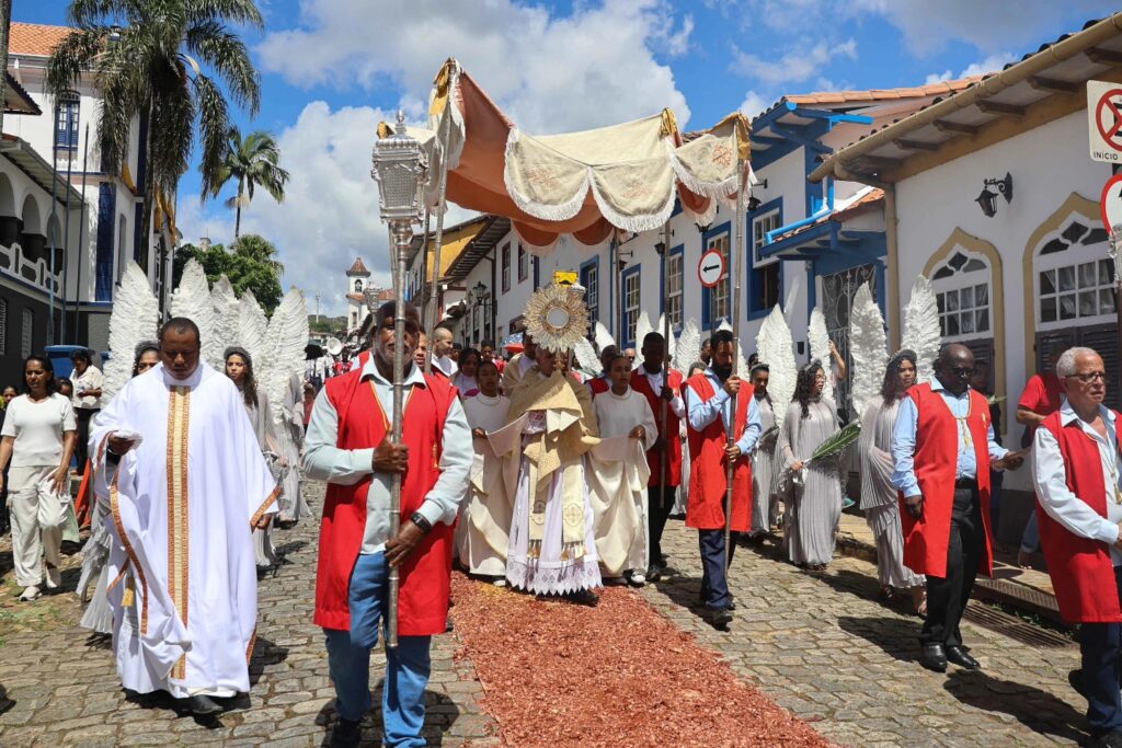 Pelo Rio Araguaia, barquinhos iluminados anunciam a Paixão de Cristo - Jornal O São Paulo