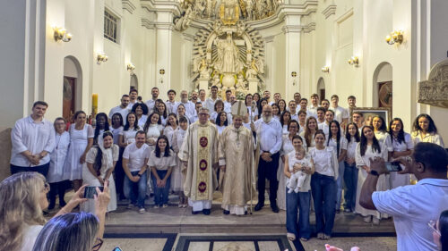 Dom Cícero preside missa com crismas em paróquias da Região Belém