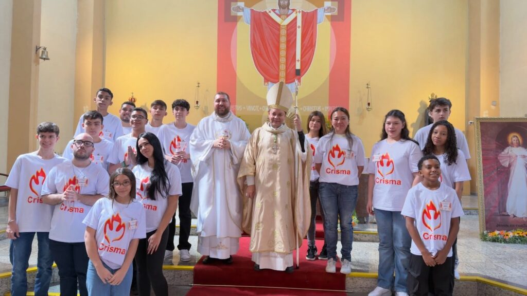 Dom Cícero preside missa com crismas em paróquias da Região Belém - Jornal O São Paulo