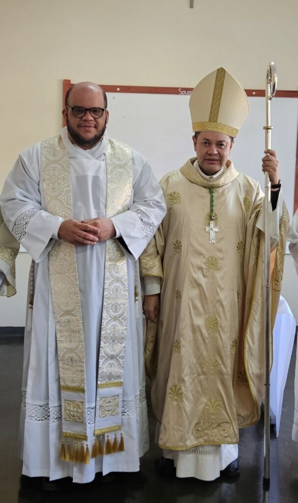 Dom Cícero preside missa com crismas em paróquias da Região Belém - Jornal O São Paulo