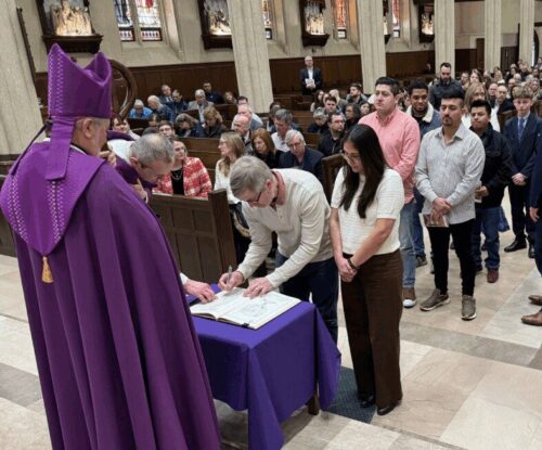 Cresce a busca de jovens e adultos pela Igreja Católica em todo o mundo - Jornal O São Paulo