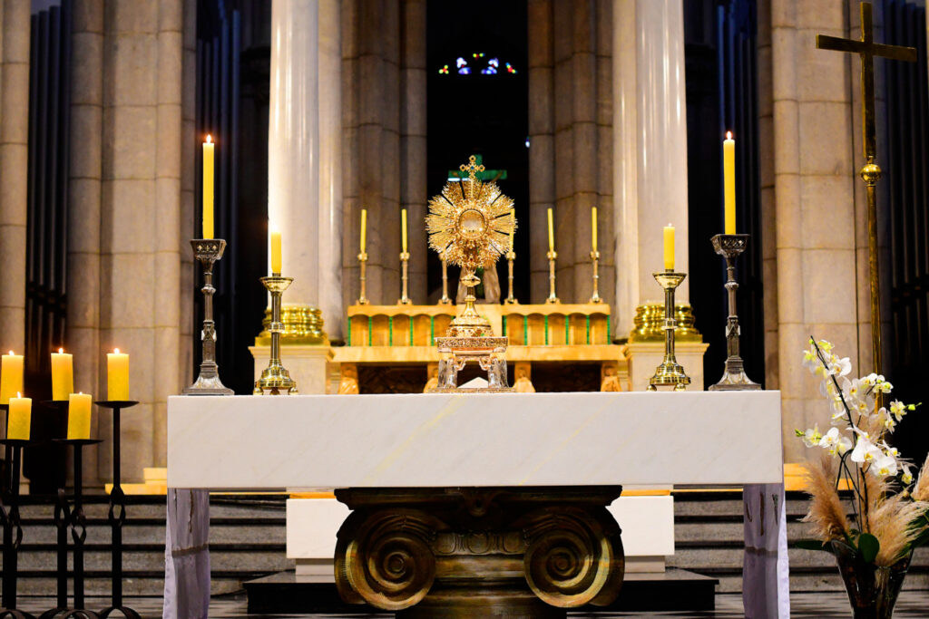 A adoração a Jesus Eucarístico é expressão da fé e da tradição da Igreja desde os seus primórdios - Jornal O São Paulo