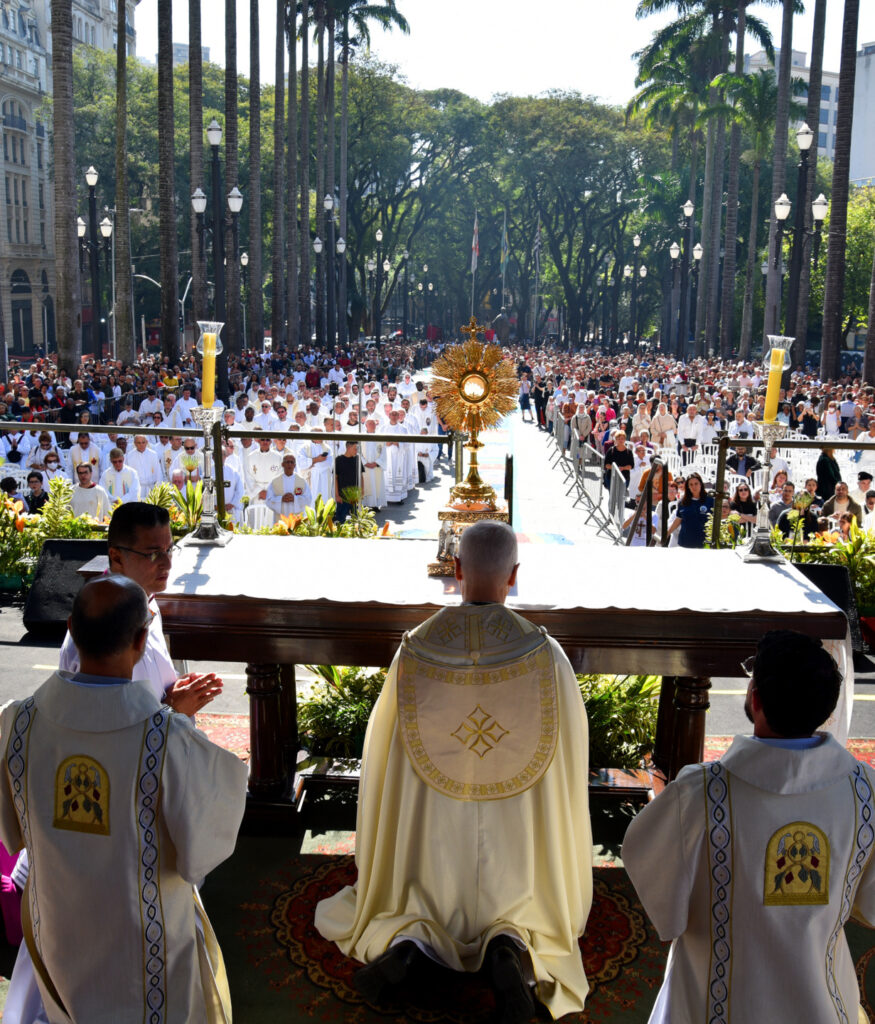 A adoração a Jesus Eucarístico é expressão da fé e da tradição da Igreja desde os seus primórdios - Jornal O São Paulo