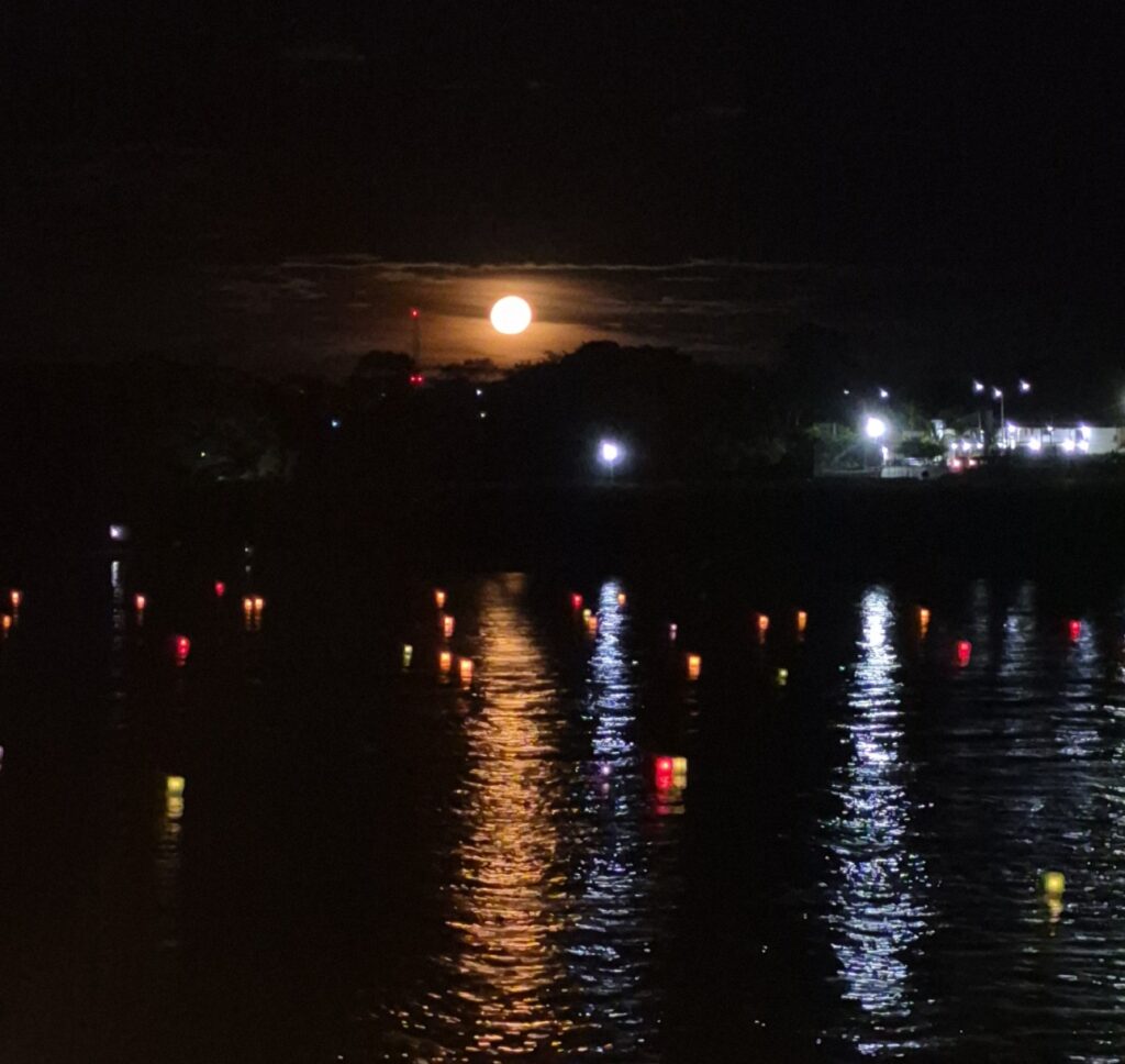 Pelo Rio Araguaia, barquinhos iluminados anunciam a Paixão de Cristo