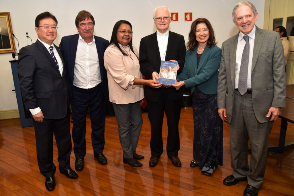 PUC-SP lança obra dedicada aos temas centrais do legado do Papa Francisco - Jornal O São Paulo