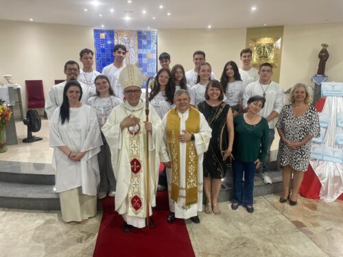 Jovens e adultos são crismados por Dom Edilson em paróquias da Lapa - Jornal O São Paulo