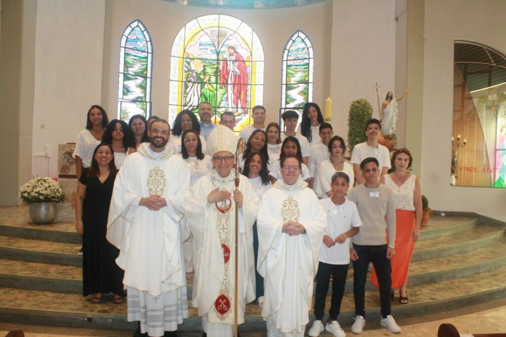 Jovens e adultos são crismados por Dom Edilson em paróquias da Lapa - Jornal O São Paulo