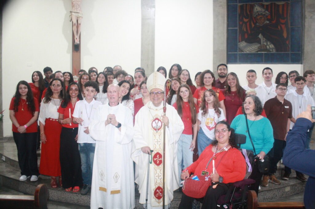 Jovens e adultos são crismados por Dom Edilson em paróquias da Lapa - Jornal O São Paulo