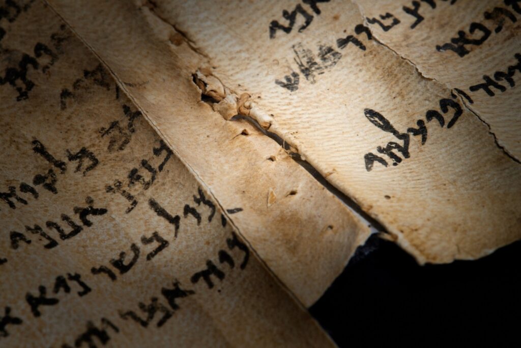 Pergaminho bíblico mais antigo da história pode ter sido dividido em duas partes, afirmam arqueólogos  - Jornal O São Paulo