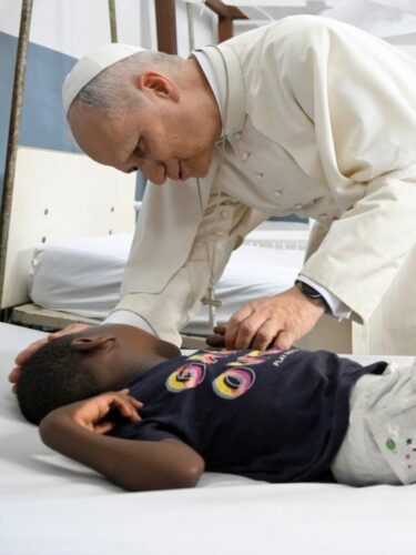 Em Camarões, Papa Leão XIV visita Hospital Católico São Paulo
