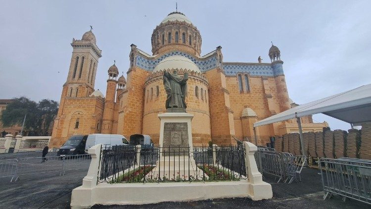 Papa Leão XIV chega à Argélia, na primeira etapa de sua viagem apostólica à África - Jornal O São Paulo