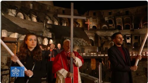 Papa Leão XIV carrega a cruz – de Cristo e do mundo – na Via Sacra do Coliseu
