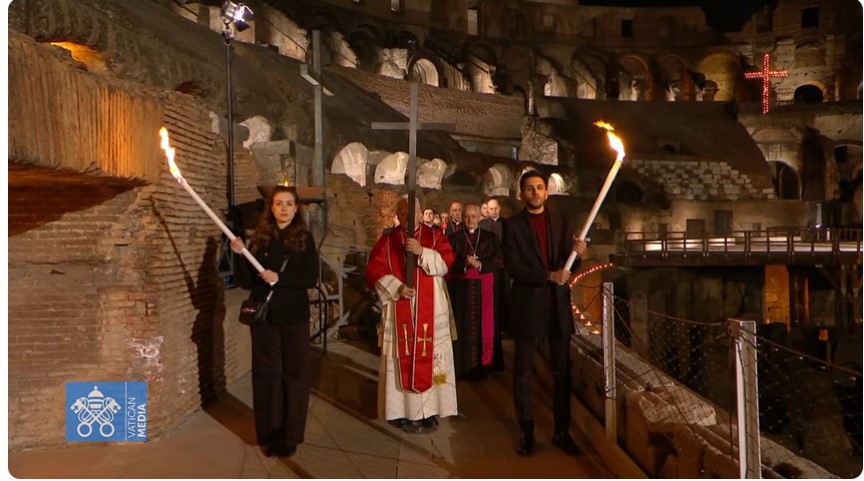 Papa Leão XIV carrega a cruz – de Cristo e do mundo – na Via Sacra do Coliseu - Jornal O São Paulo