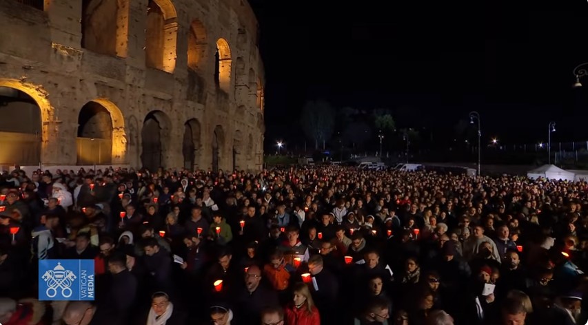 Papa Leão XIV carrega a cruz – de Cristo e do mundo – na Via Sacra do Coliseu - Jornal O São Paulo