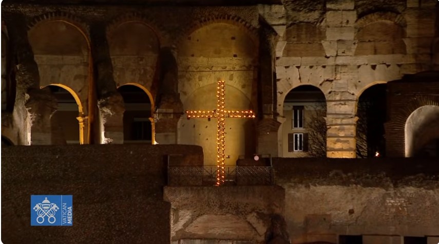 Papa Leão XIV carrega a cruz – de Cristo e do mundo – na Via Sacra do Coliseu - Jornal O São Paulo