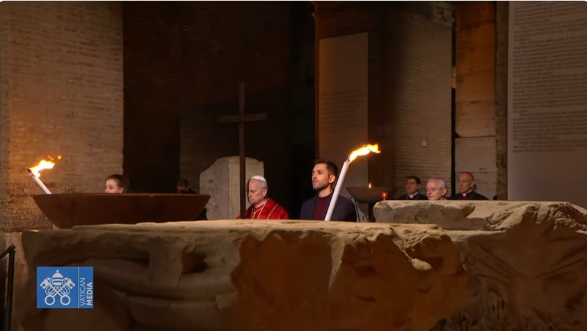 Papa Leão XIV carrega a cruz – de Cristo e do mundo – na Via Sacra do Coliseu - Jornal O São Paulo