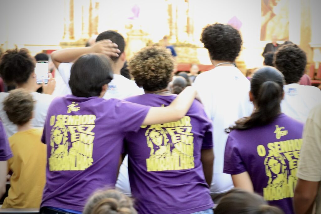 Na Avenida Paulista, com fé e devoção, jovens recordam os passos de Jesus na via-sacra - Jornal O São Paulo