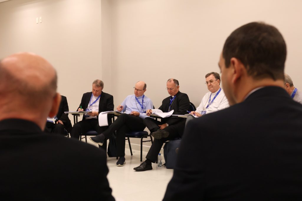 Divididos por regionais, bispos analisam texto das Diretrizes Gerais da Ação Evangelizadora no Brasil - Jornal O São Paulo