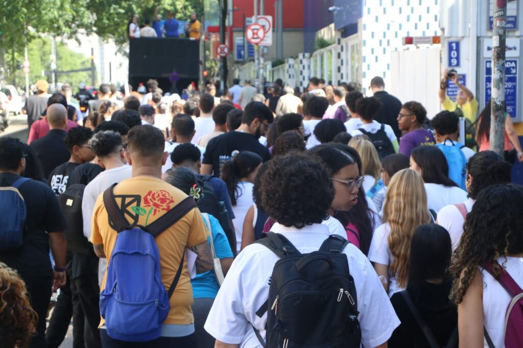 Na Avenida Paulista, com fé e devoção, jovens recordam os passos de Jesus na via-sacra - Jornal O São Paulo
