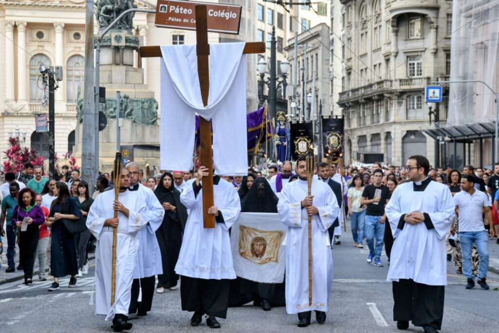 Em procissão, fiéis recordam a sepultura de Jesus e meditam sobre sua paixão - Jornal O São Paulo