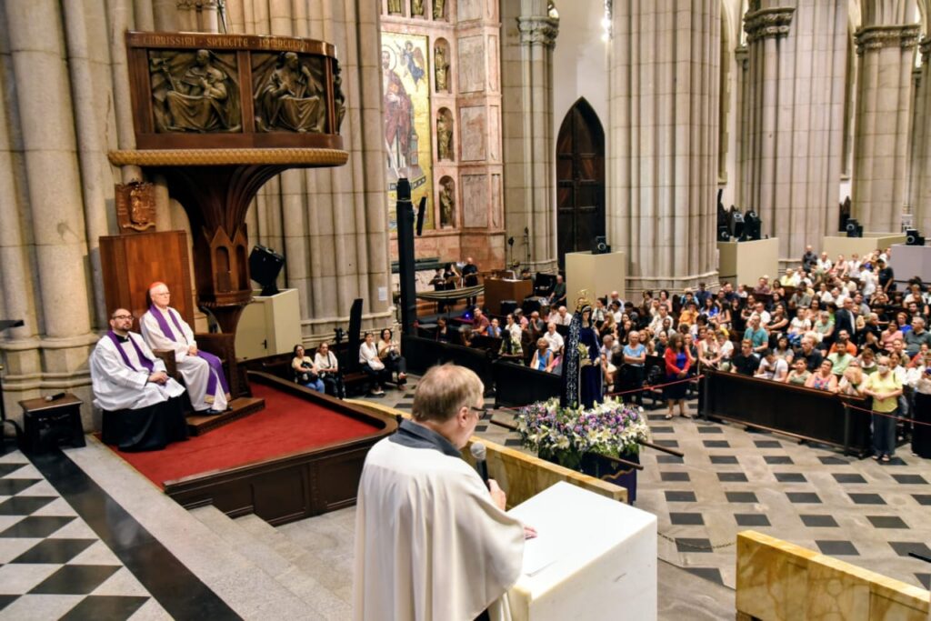 Em procissão, fiéis recordam a sepultura de Jesus e meditam sobre sua paixão - Jornal O São Paulo