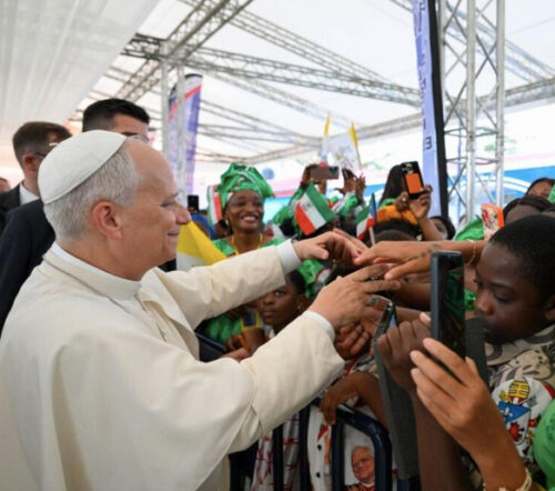 ‘Ninguém está excluído do amor de Deus’, enfatiza Leão XIV ao concluir viagem à África