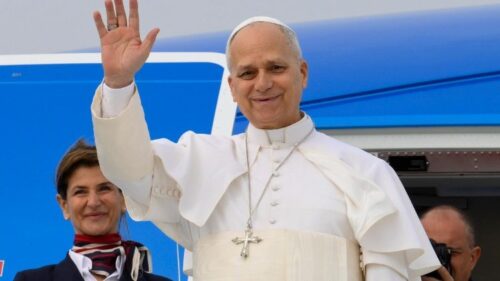 Papa Leão XIV chega à Argélia, na primeira etapa de sua viagem apostólica à África