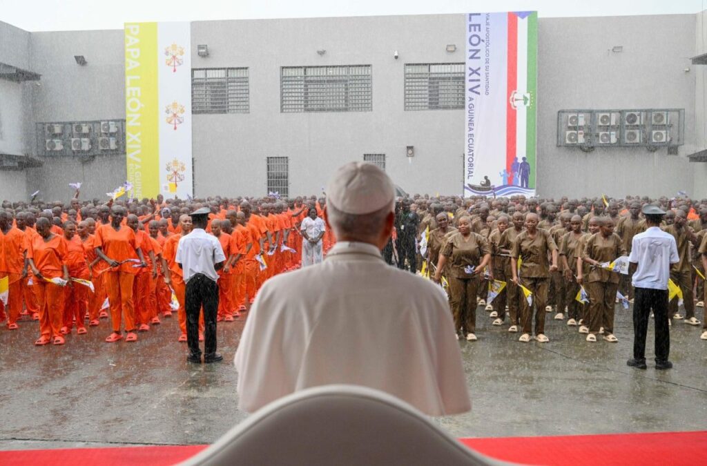 Leão XIV na prisão de Bata: a verdadeira justiça investe na dignidade das pessoas - Jornal O São Paulo