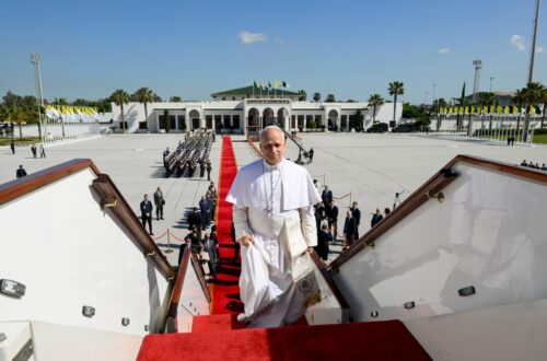 Papa deixa a Argélia rumo a Camarões