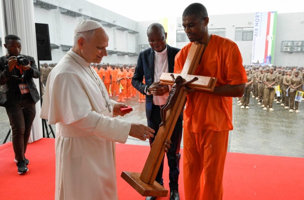 Leão XIV na prisão de Bata: a verdadeira justiça investe na dignidade das pessoas - Jornal O São Paulo