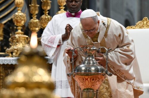 Papa na Missa do Crisma: renovar o “sim” a Jesus exige unidade para trazer a paz