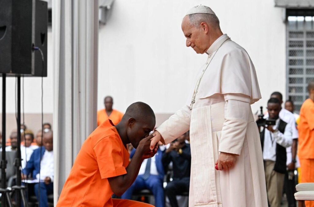 Leão XIV na prisão de Bata: a verdadeira justiça investe na dignidade das pessoas - Jornal O São Paulo