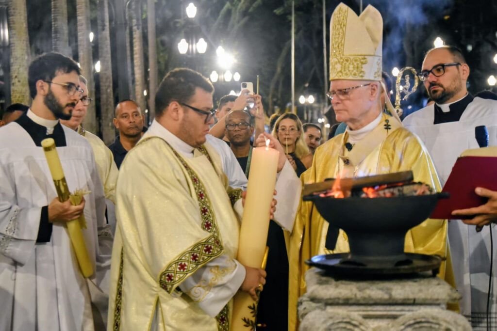 ‘Este é o anúncio desta noite: a passagem, do Senhor, da morte para a vida’ - Jornal O São Paulo