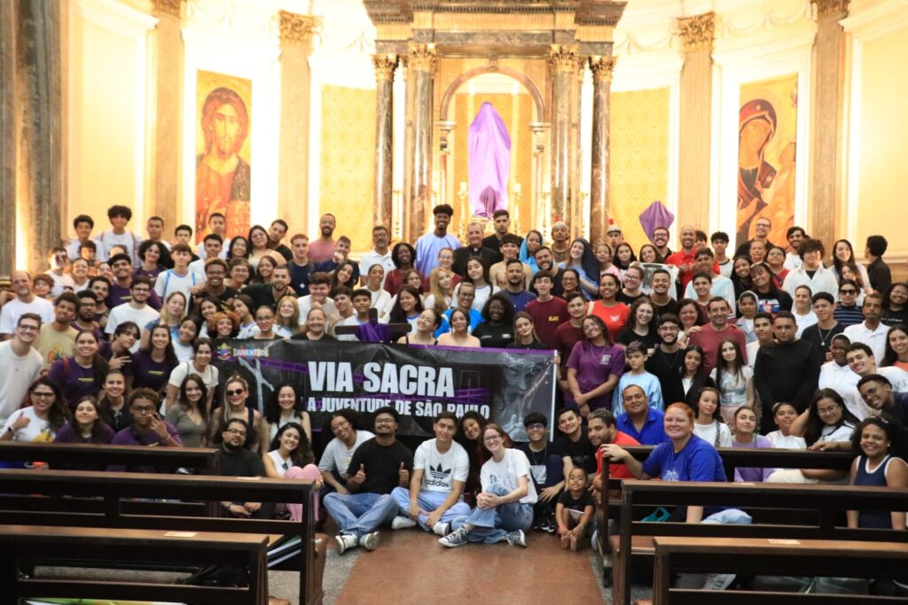 Na Avenida Paulista, com fé e devoção, jovens recordam os passos de Jesus na via-sacra