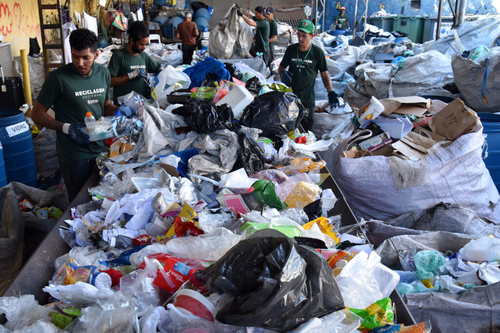 No Recifran, o trabalho com recicláveis trilha recomeços - Jornal O São Paulo