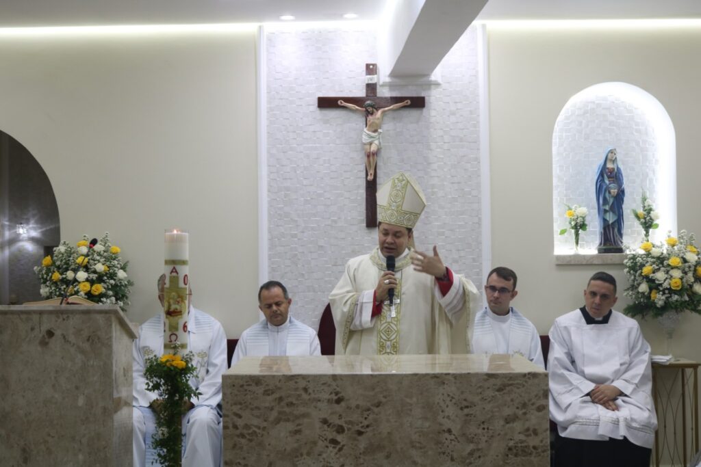 Dom Cícero Alves de França abençoa novo altar e ambão da Comunidade Nossa Senhora das Dores - Jornal O São Paulo