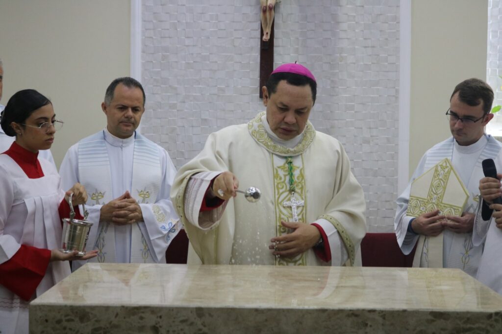 Dom Cícero Alves de França abençoa novo altar e ambão da Comunidade Nossa Senhora das Dores - Jornal O São Paulo