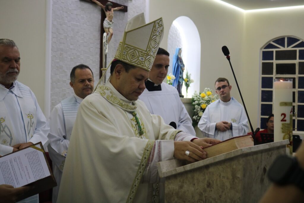 Dom Cícero Alves de França abençoa novo altar e ambão da Comunidade Nossa Senhora das Dores - Jornal O São Paulo