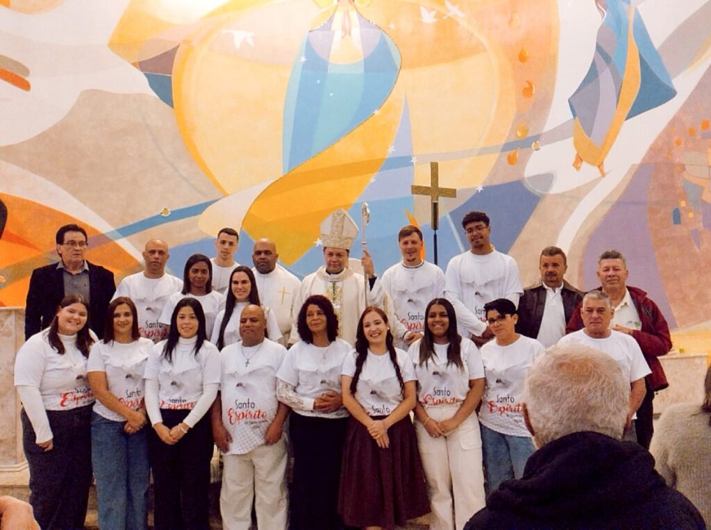 Dom Cícero Alves de França abençoa novo altar e ambão da Comunidade Nossa Senhora das Dores - Jornal O São Paulo