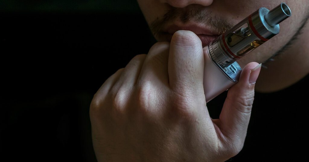 Consumo de cigarros eletrônicos, que continuam sendo vendidos como inofensivos, cresce entre jovens - Jornal O São Paulo