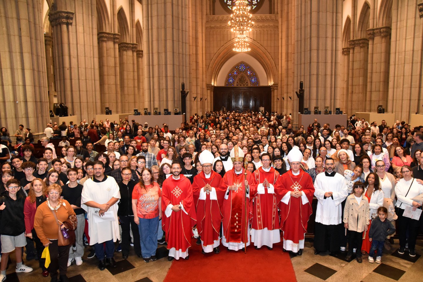 Jovens crismandos lotam a Catedral da Sé na missa da Solenidade de Pentecostes  - Jornal O São Paulo