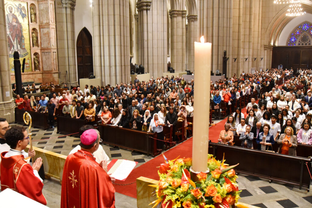 Jovens crismandos lotam a Catedral da Sé na missa da Solenidade de Pentecostes  - Jornal O São Paulo