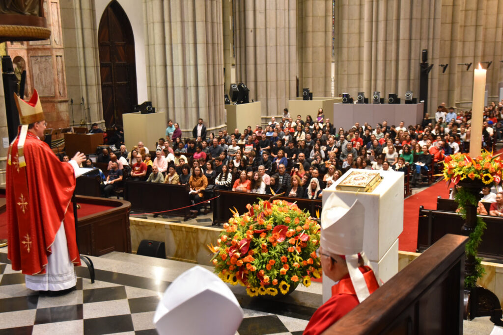 Jovens crismandos lotam a Catedral da Sé na missa da Solenidade de Pentecostes  - Jornal O São Paulo