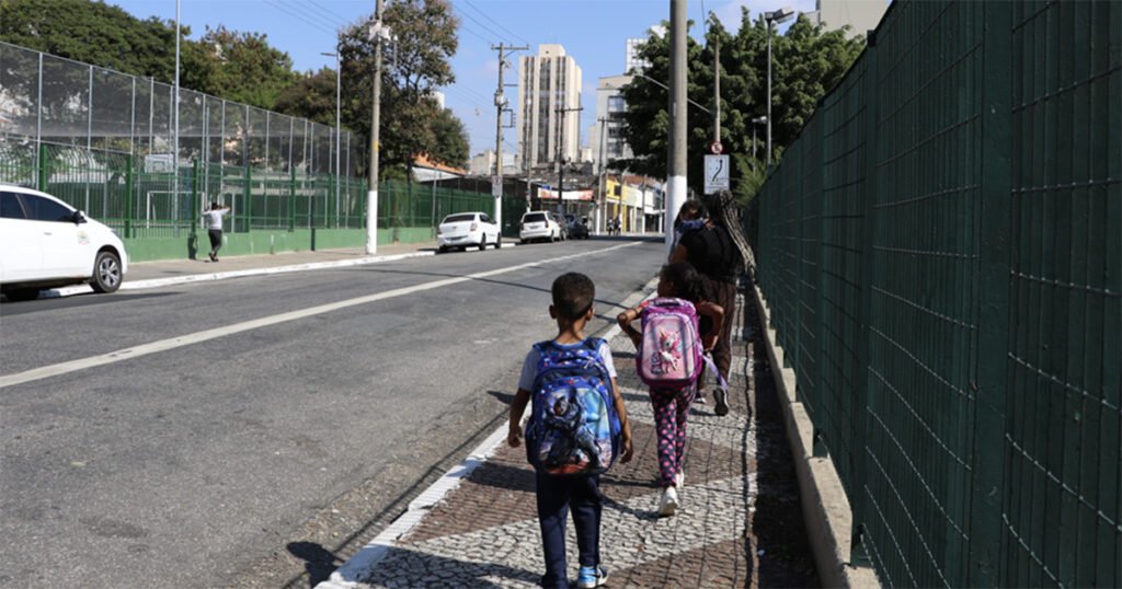Deslocamento mais longo e calçadas precárias também geram desigualdade educacional - Jornal O São Paulo