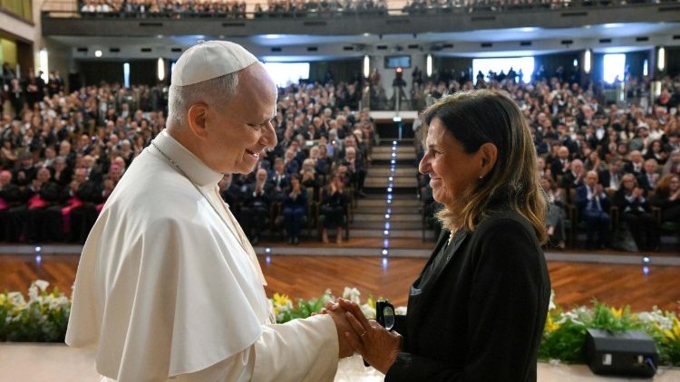 Papa aos universitários: sejam artesãos de paz, o rearmamento enriquece as elites - Jornal O São Paulo