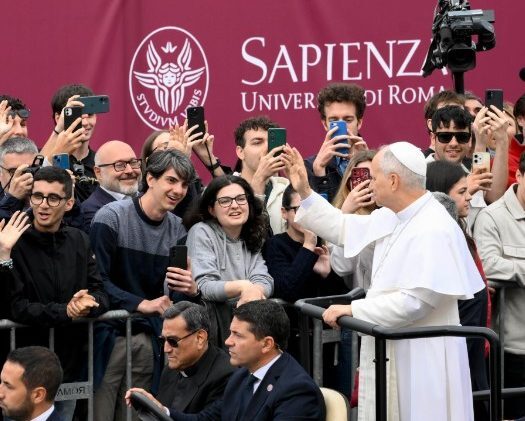 Papa aos universitários: sejam artesãos de paz, o rearmamento enriquece as elites - Jornal O São Paulo