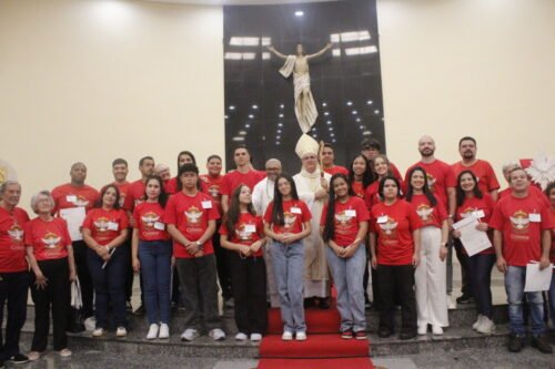 23 jovens e adultos são crismados por Dom Márcio na Paróquia São Roque - Jornal O São Paulo