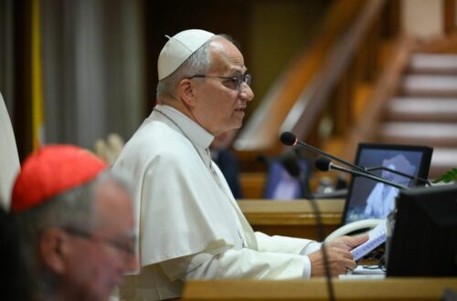 É preciso ‘desarmar a inteligência artificial’ e construir algo novo, diz o Papa