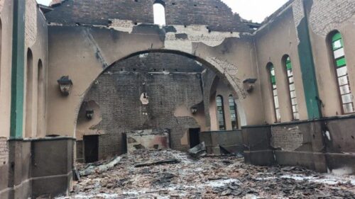 Igreja histórica no norte de Moçambique é reduzida a escombros após ataque