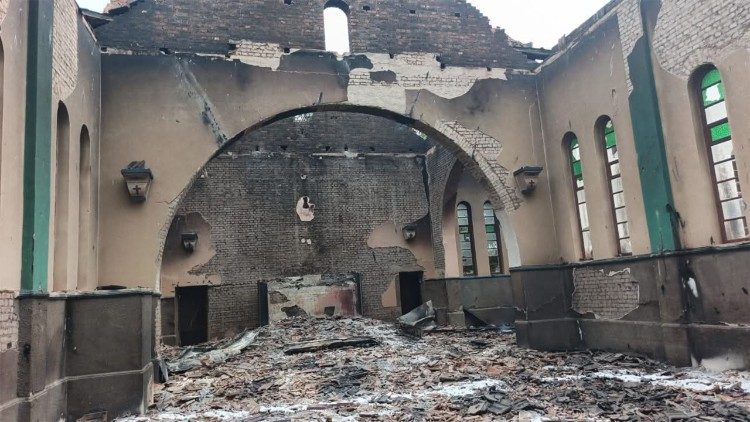 Igreja histórica no norte de Moçambique é reduzida a escombros após ataque - Jornal O São Paulo